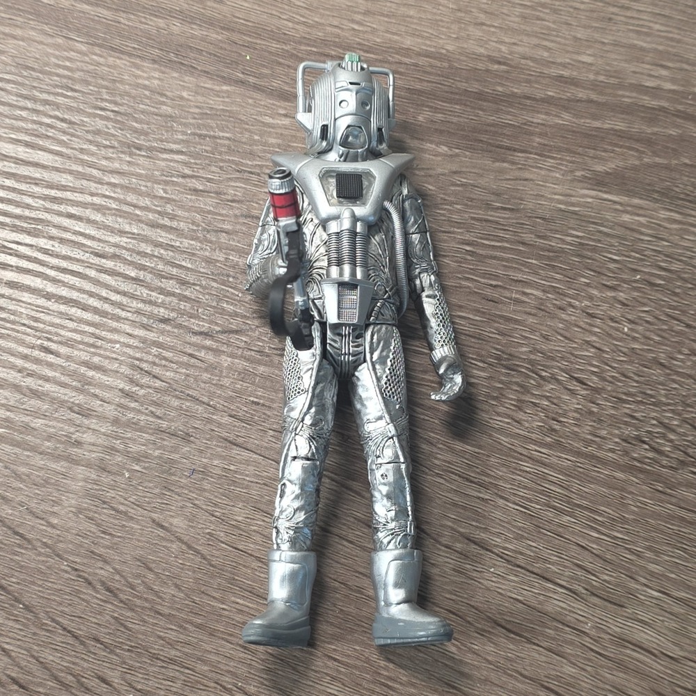 Doctor Who Earthshock Cyberman with Cybergun Figure 5th Doctor Era Peter Davison